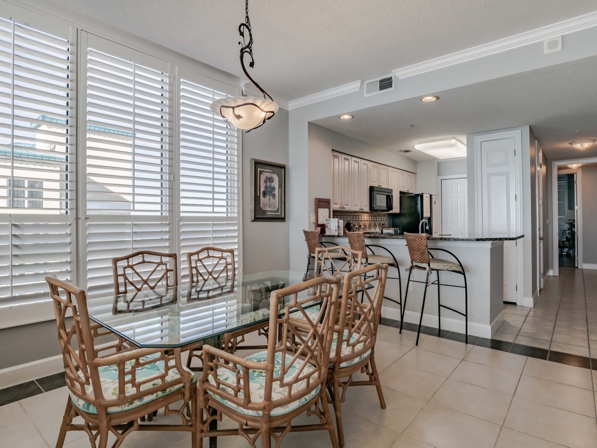 Pearl 1706 Dining