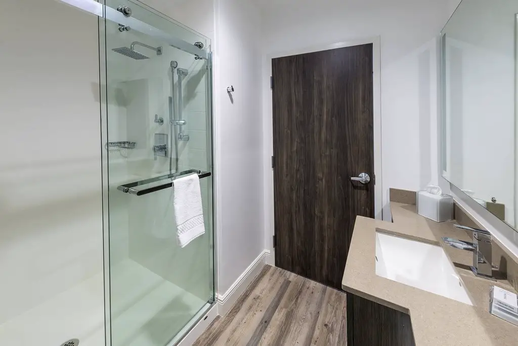 Suite 1 Bathroom